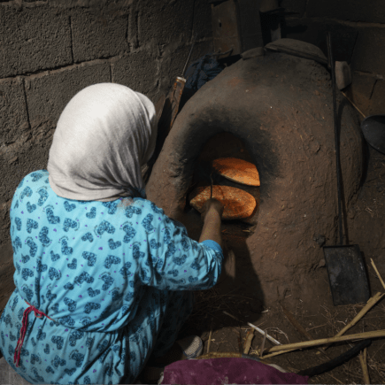 Multigenerational-Family-Tour-Breadbaking-Clay-Oven-Middle-Atlas